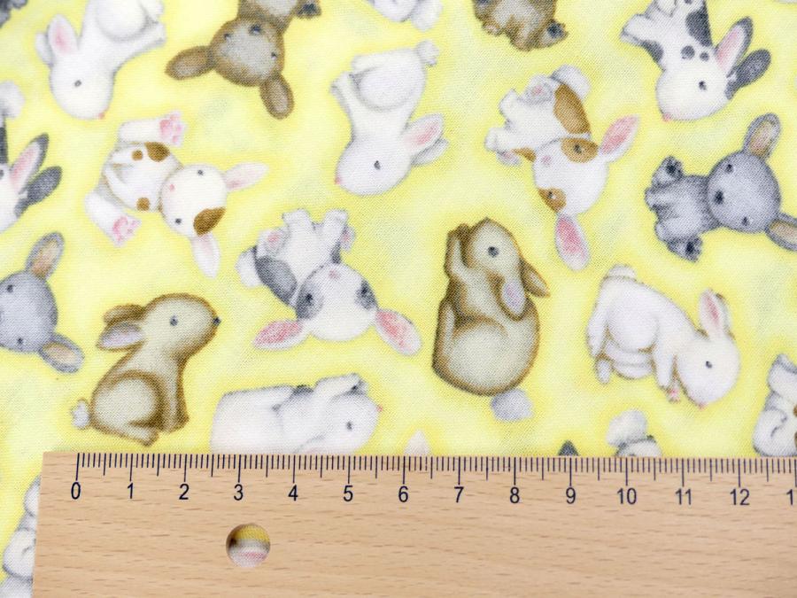 Patchworkstoff mit Hasenbabies aus der Kollektion Farm Babies auf gelb von Henry Glass Fabrics mit Maß